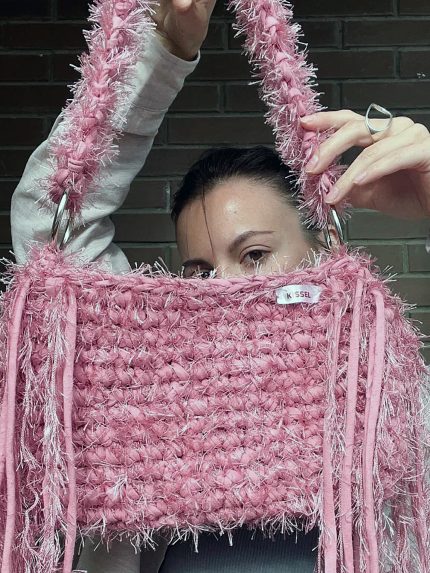 Вязаная пушистая розовая сумка - Kissel